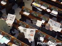 23 декабря в повестке дня работы ВР рассмотрение трех законопроектов о внесении изменений в Конституцию Украины. Оппозиция блокирует работу парламента. На фото: народные депутаты Украины остаются в зале пленарных заседаний на ночь