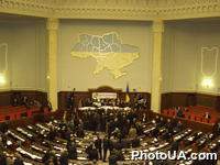23 декабря в повестке дня работы ВР рассмотрение трех законопроектов о внесении изменений в Конституцию Украины. Оппозиция блокирует работу парламента. На фото: народные депутаты Украины остаются в зале пленарных заседаний на ночь