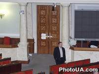 23 декабря в повестке дня работы ВР рассмотрение трех законопроектов о внесении изменений в Конституцию Украины. Оппозиция блокирует работу парламента. На фото: заблокированы двери в зал пленарных заседаний ВР