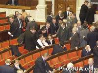 23 декабря в повестке дня работы ВР рассмотрение трех законопроектов о внесении изменений в Конституцию Украины. Оппозиция блокирует работу парламента. На фото: лидеры оппозиционных фракций "Наша Украина" В.Ющенко и БЮТ Ю.Тимошенко