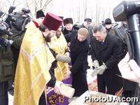 Церемония закладки капсулы в фундамент храма иконы Божьей матери └Неопалимая купина■, который буд построен в Киеве возле пожарной части ╧ 25. На фото: Глава КГГА Александр Омельченко закладывает капсулу в фундамент храма