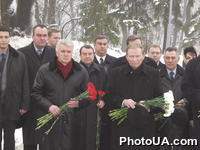 День памяти героев Крут. На фото: Президент Украины Леонид Кучма и Председатель Верховной Рады Украины Владимир Литвин на церемонии возложения цветов к памятному знаку героям Крут на Аскольдовой могиле в Киеве