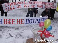 Представители Союза молодых социалистов провели митинг у здания КМУ с требованием повысить стипендию студентам. В качестве аргумента за повышение стипендии, пикетчики принесли с собой унитаз. "С такой стипендией он не нужен",-утверждают студенты