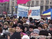 На Майдане Независимости в Киеве прошла акция протеста "За свободу слова" в защиту газеты "Сильськи висти", раидиостанции "Свобода" и "Пятого" канала