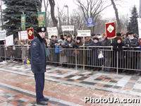 Совместная акция протеста чернобыльцев, инвалидов, ветеранов и пенсионеров, которые требовали у депутатов защиты своих конституционных прав, возле здания Верховной Рады Украины