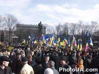 Представители украинских оппозиционных сил провели возле памятника Тарасу Шевченко в Киеве акцию по случаю 190-й годовщины со дня рождения поэта