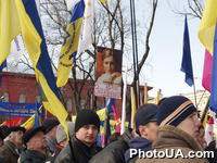Представители украинских оппозиционных сил провели возле памятника Тарасу Шевченко в Киеве акцию по случаю 190-й годовщины со дня рождения поэта