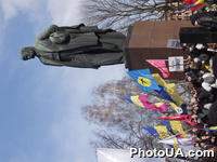 Представители украинских оппозиционных сил провели возле памятника Тарасу Шевченко в Киеве акцию по случаю 190-й годовщины со дня рождения поэта