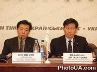 Пресс-конференция Daewoo Electronics Europe (ДЭУ Электроникс Юроп), посвященная открытию Представительства в Украине. На фото: президент Daewoo Electronics Europe Ин-Тэк Юн та глава Представительства Daewoo Electronics Europe в Украине Янг Хо Ким