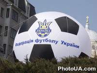 Макет футбольного мяча с эмблемой Федерации футбола Украины перед зданием "Украинского дома" в Киеве, где прошло заседание "круглого стола" на тему "Урок футбола в школах Украины: перспективы развития"