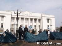 Палаточный городок перед зданием Верховной Рады Украины