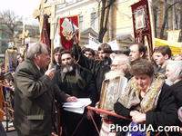 У стен Верховной Рады Украины проходит акция протеста верующих против присвоения идентификационных номеров. На фото: к пикетикам вышел народный депутат Украины Геннадий Удовенко