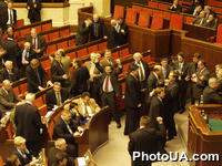 Верховная Рада Украине не приняла законопроект ╧ 4105 "О внесении изменений в Конституцию Украины". На фото: народные депутаты Украины от оппозиционных фракций радуются по случаю непринятия законопроекта