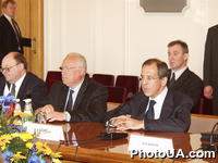 В Украине с однодневным рабочим визитом находится министр иностранных дел Российской Федерации Сергей Лавров. На фото: министр иностранных дел РФ Сергей Лавров и посол России в Украине Виктор Черномырдин