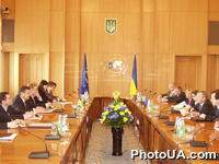 В Украине с однодневным официальным визитом находится Генеральный секретарь НАТО Яап де Хооп Схеффер. На фото: встреча Генерального секретаря НАТО Яап де Хооп Схеффера с министром иностранных дел Украины Константином Грищенко