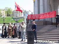 На Майдане Независимости в Киеве состоялись проводы участников пропагандистского рейда объединения "Братство" на Брюссель, с тем, чтобы 9 мая у стен Европарламента требовать открытых границ с ЕС и отмены виз для украинцев.