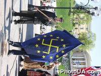 На Майдане Независимости в Киеве состоялись проводы участников пропагандистского рейда объединения "Братство" на Брюссель, с тем, чтобы 9 мая у стен Европарламента требовать открытых границ с ЕС и отмены виз для украинцев.