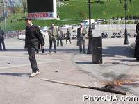 На Майдане Независимости в Киеве состоялись проводы участников пропагандистского рейда объединения "Братство" на Брюссель, с тем, чтобы 9 мая у стен Европарламента требовать открытых границ с ЕС и отмены виз для украинцев.