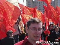 На майдане Независимости в Киеве Союз молодых социалистов проводит акцию, приуроченную 1 мая. На фото: народный депутат Украины, член СПУ Юрий Луценко