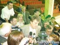 Сегодня в Верховной Раде Украины слушается информация о событиях во время выборов мэра Мукачево 18-19 апреля 2004 года. На фото: народный депутат Украины Виктор Ющенко отвечает на вопросы журналистов