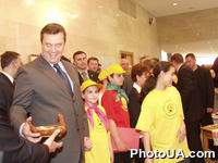 В Украине отмечается День защиты детей. Детей с праздником поздравил премьер-министр Украины Виктор Янукович