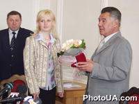Пресс-конференция в КГГА, посвященная проведению Международного турнира по профессиональному боксу, который пройдет 26 июня в г.Феодосии. На фото: председатель КГГА Александр Омельченко поздравляет украинскую боксерку Алина Шатерникову с днем рождения