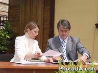 Лидеры политических блоков ⌠Наша Украина■ и БЮТ Виктор Ющенко и Юлия Тимошенко подписали соглашение о создании коалиции "Сила народа"