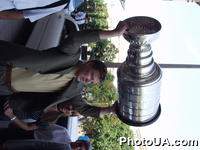 Украинский хокеист, нападающий клуба НХЛ "Tampa Bay Lightning", обладатель Кубка Стенли Руслан Федотенко демонстрирует Кубок Стенли у здания мерии г.Киева