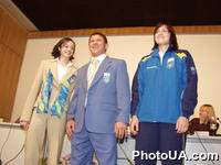 Украинские спортсмены Анна Бессонова, Анастасия Матросова и Эльбрус Тадеев демонстрируют парадную и спортивную форму украинских олимпийцев на Олимпиаде-2004 в Афинах