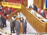 Фракции парламентского большинства блокируют работу Верховной Рады Украины. Представители фракций и депутатських групп парламентського большинства заблокированы трибуну Верховной Рады.