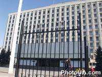 Возле здания, в котором расположена Центральная избирательная комиссия в Киеве начали строить железный забор