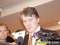 Выборы  Президента Украины-2004. Кандидат на пост президента Украины В.Ющенко принял участие в президентских выборах, проголосовав на избирательном участке