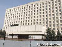 Железный забор возле здания, в котором расположена Центральная избирательная комиссия