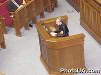 Парламент заслушал информацию ЦИК о результатах выборов Президента Украины-2004. На фото: выступление народного депутата Украины Юлии Тимошенко