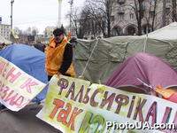 Сторонники кандидата в Президенты Украины Виктора Ющенко разбили на Майдане Независимости в Киеве палаточный городок