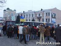 Сторонники кандидата в Президенты Украины В.Ющенко локируют автобусы возле центрального избирательного штаба кандидата в Президенты Украины в.Януковича с сторонниками В.Януковича с целью предупреждения провокаций