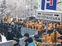 Участники акции гражданского неповиновения продолжают митинг в поддержку кандидата в президенты Виктора Ющенко на улицах Банковой и Лютеранской в Киеве у здания Администрация Президента Украины