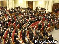 Верховная Рада Украины приняла закон о внесении изменений в Конституцию и изменения к закону о выборах президента. Депутатский корпус приветствует принятие такого решения