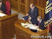 Верховная Рада Украины приняла закон о внесении изменений в Конституцию и изменения к закону о выборах президента. Президент Украины Леонид Кучма подписывает принятый парламентом пакет документов