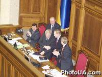 Верховная Рада Украины приняла закон о внесении изменений в Конституцию и изменения к закону о выборах президента. Президент Украины Леонид Кучма и руководство Верховной Рады Украины приветствуют принятие парламентом такого решения