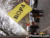 Члены общественной организации "ПОРА" пикетируют здание Кабинета Министров Украины