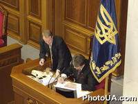 Верховная Рада Украины утвердила Юлию Тимошенко на должность премьер-министра Украины. Соответствующий указ подписывает в сессионном зале парламента Президент Украины Виктор Ющенко