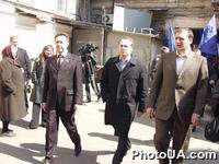 Возле здания Печерского районного суда г.Киева проходит пикет в поддержку председателя Донецкого областного совета Бориса Колесникова, который был задержан 6 апреля Главным следственным управлением МВД по подозрению в вымогательстве