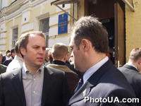 Возле здания Печерского районного суда г.Киева проходит пикет в поддержку председателя Донецкого областного совета Бориса Колесникова, который был задержан 6 апреля Главным следственным управлением МВД по подозрению в вымогательстве