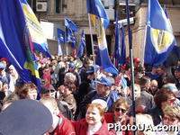 Возле здания Печерского районного суда г.Киева проходит пикет в поддержку председателя Донецкого областного совета Бориса Колесникова, который был задержан 6 апреля Главным следственным управлением МВД по подозрению в вымогательстве