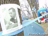 Палаточный городок сторонников главы Донецкого областного совета Б.Колесникова, который был задержан 6 апреля Главным управлением по борьбе с организованной преступностью Министерства внутренних дел Украины