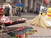 Пикет возле Киевского городского совета в знак протеста на запрет торговли в Киевском метрополитене представителям малого бизнеса на время проведения песенного конкурса "Евровидение 2005"