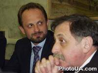 Круглый стол "Политическая ситуация в Украине: 100 дней новой власти и стратегия реформ". На фото: Вице-премьер-министр по административно-территориальной реформе Роман Безсмертный и народный депутат Украины Юрий Ключковский