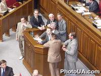 Народные депутаты из фракций "Регины Украины" и СДПУ(о) блокируют парламентскую трибуну, требуя изменения мері пресечения для задержанного бывшего председателя Закарпатской облгосадминистрации Ивана Ризака