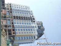Жилой дом по ул. Грушевского, 9-а, нарушает баланс склонов Мариинского парка и может создать серьезную угрозу экологической ситуации. Его строительство также стало причиной появления трещины на Мариинском дворце,